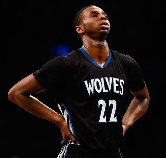 欧冠决赛用球谍照：包含白+深紫，灵感来自举办城市布达佩斯（欧冠决赛用球疑似曝光：白与深紫配色，灵感源自布达佩斯）