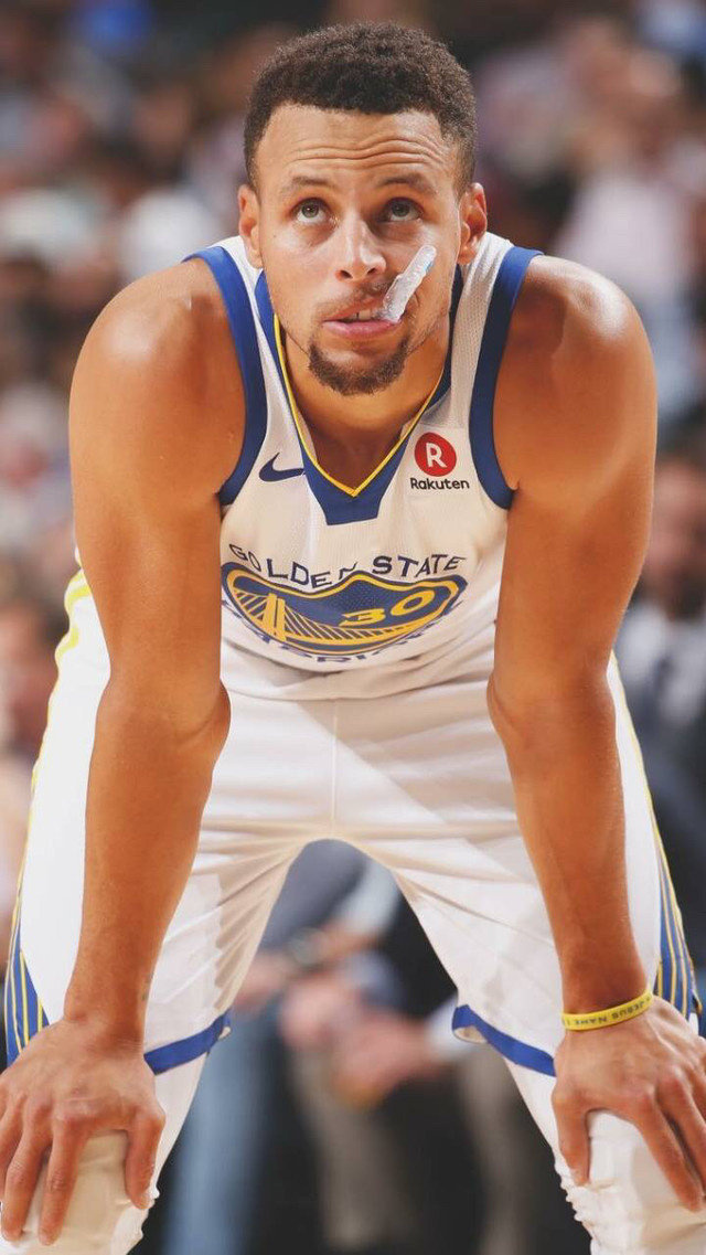 窒息防守！卡森·华莱士逼抢生断一个 可惜维金斯空接超时了（铁血防守！卡森·华莱士逼抢断球，维金斯空接因超时判无效）