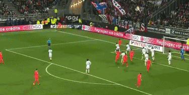 美记：相比选秀权雄鹿更想用字母换成名球星，比如特雷·杨（美媒：雄鹿宁要即战力巨星而非选秀权，甚至愿用字母哥换来如特雷·杨等球星）