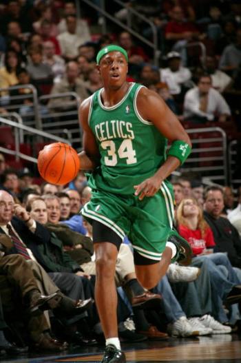 德布劳内精准助攻 主导比赛节奏（德布劳内送出妙传 掌控全场节奏）