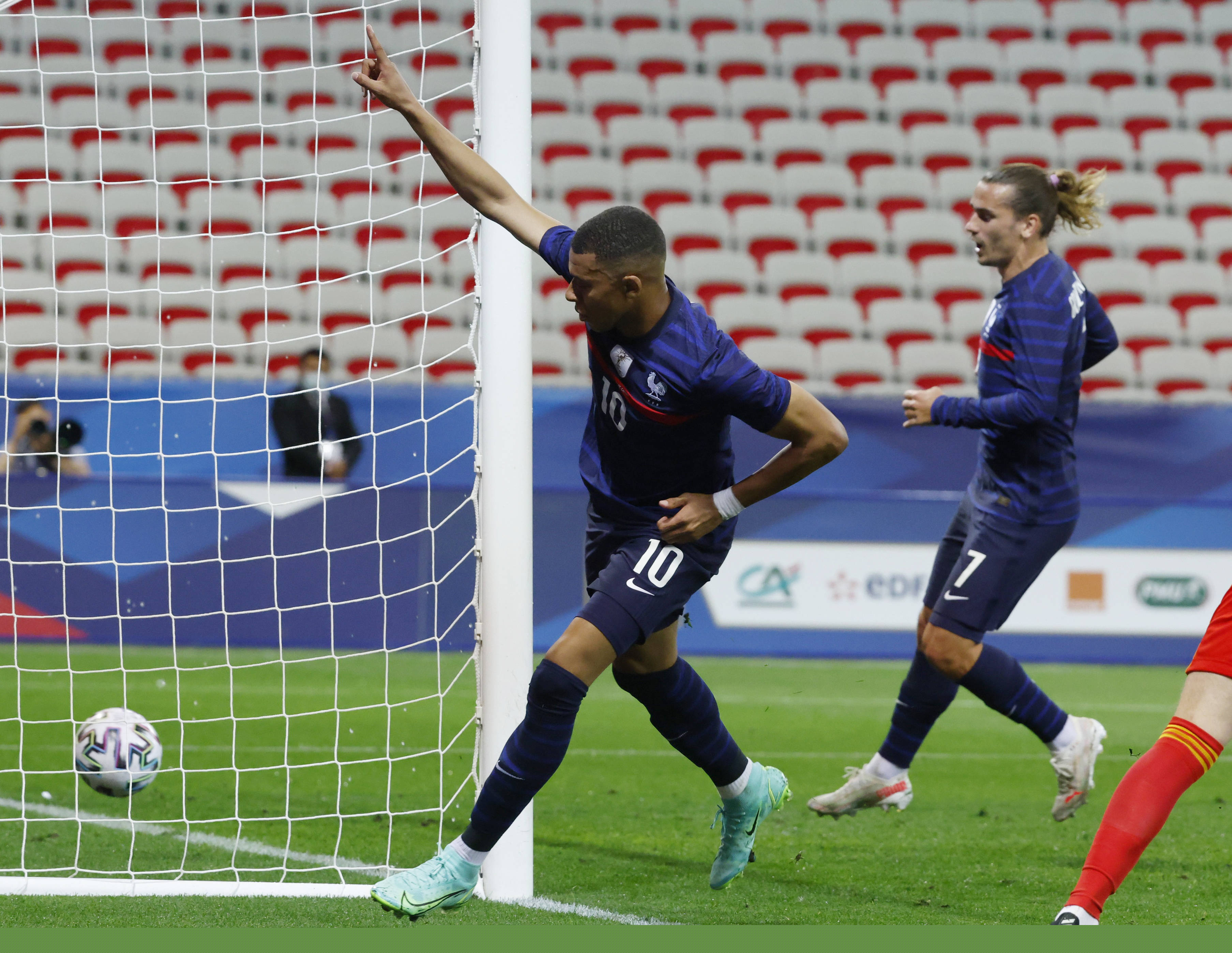 利物浦萨拉赫任意球破门锁定胜局（萨拉赫任意球建功助利物浦锁定胜利）