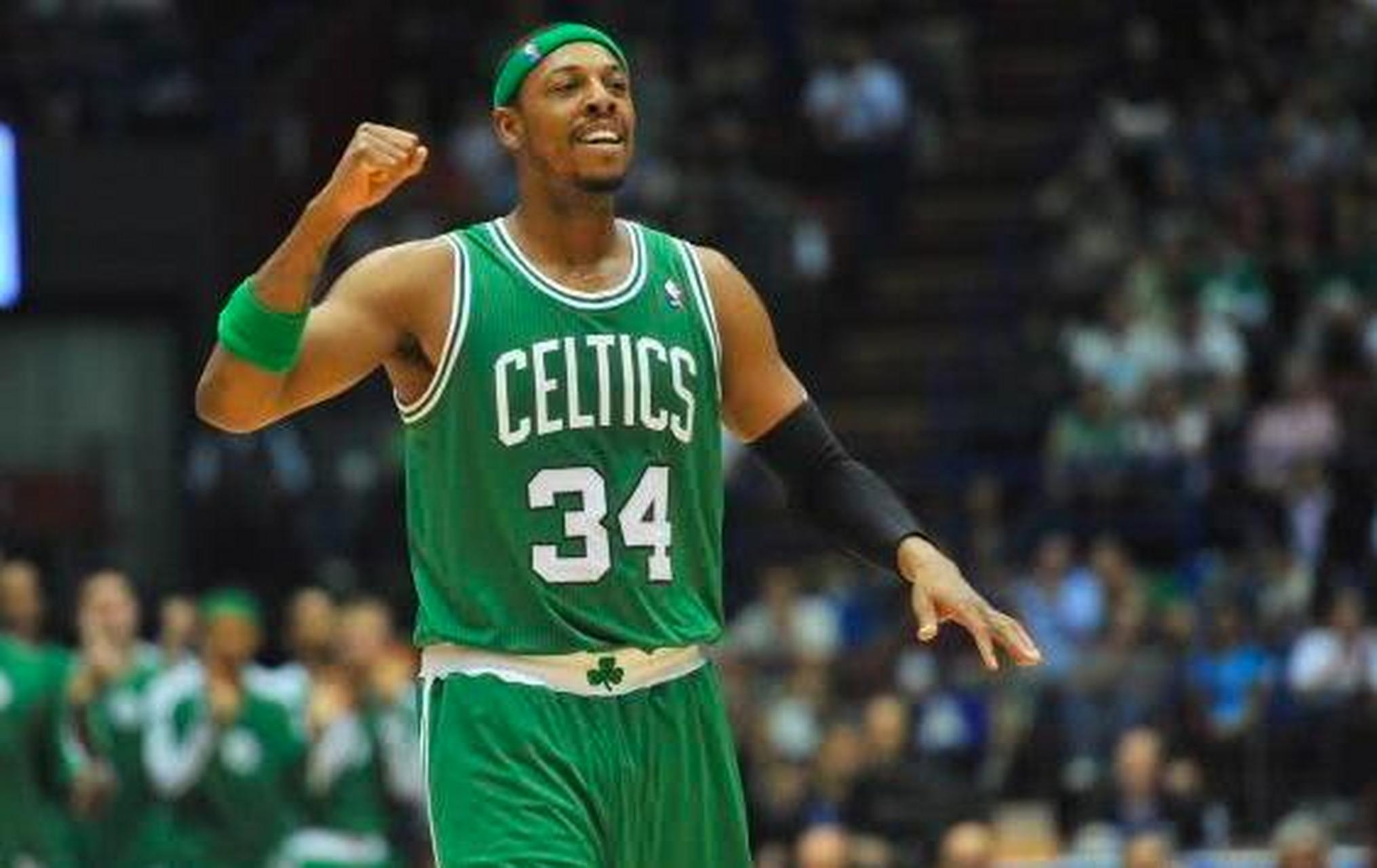 詹姆斯投篮与传球给八村哲的区别解析（詹姆斯投篮与给八村哲传球的差异解读）