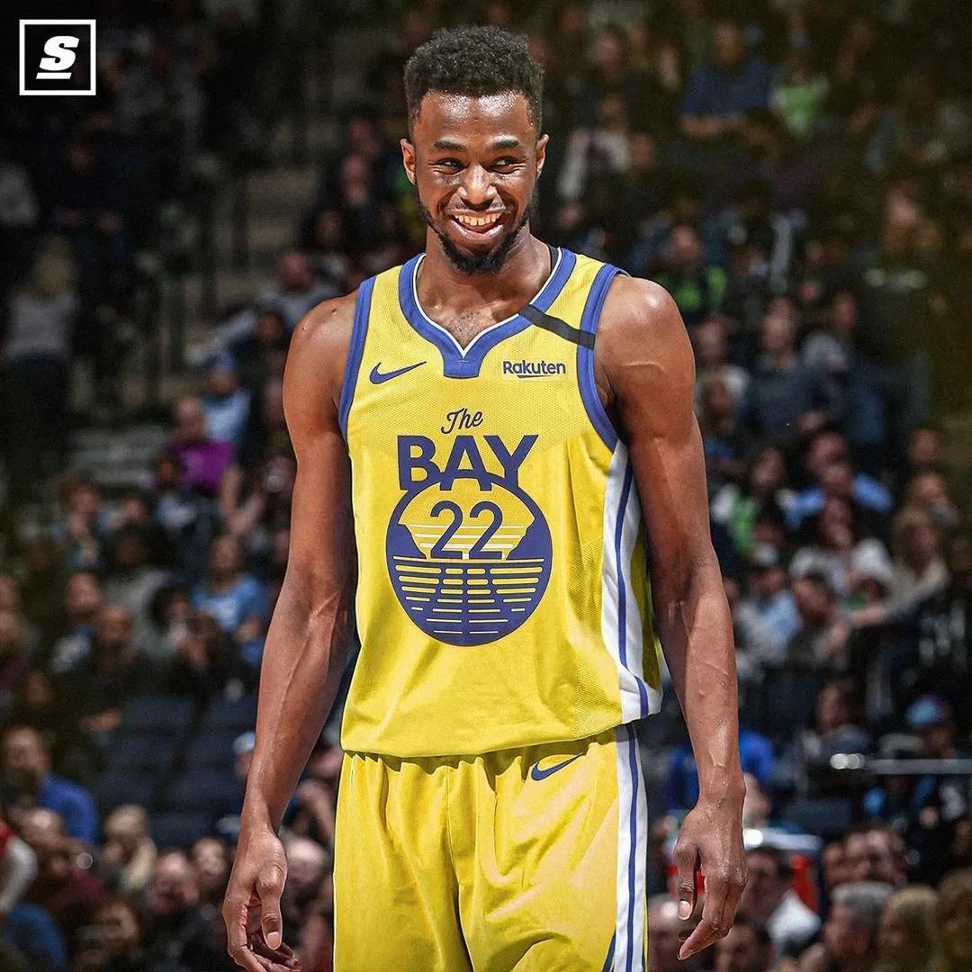 杨瀚森带女友赴美引发争议，好友崔永熙称其应专注篮球，网友支持其在球场表现。（杨瀚森携女友赴美惹热议，崔永熙建议专注篮球，网友力挺其场上表现）