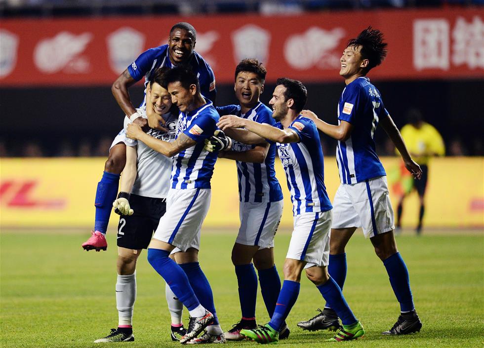 还是看你！郭昊文摆手势叫掩护 换防间隙撤步三分再中打停四川！（郭昊文示意掩护，抓换防空隙撤步三分再中，打停四川）