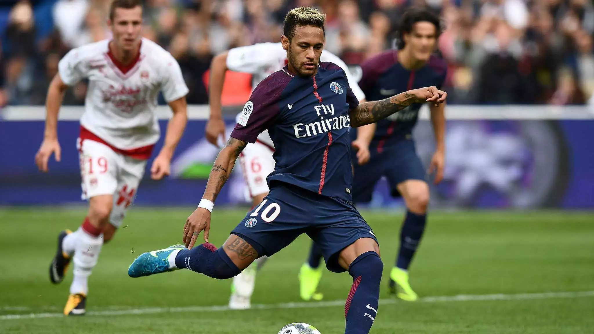 费兰·托雷斯戴帽斩获赛季11球，超越莱万距离姆巴佩5球（费兰·托雷斯上演帽子戏法收获赛季第11球，超越莱万仍落后姆巴佩5球）