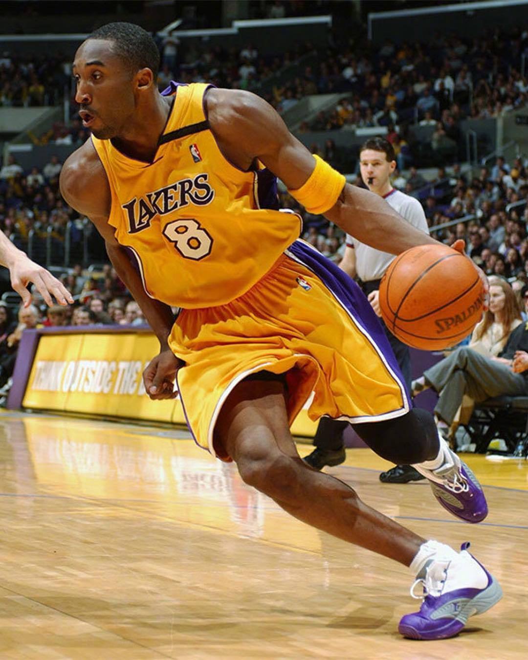 每体：巴萨吉祥物加泰猫影响力巨大，俱乐部希望借此带来收入（每体：巴萨看好吉祥物＂加泰猫＂的号召力，拟借此拓展营收）