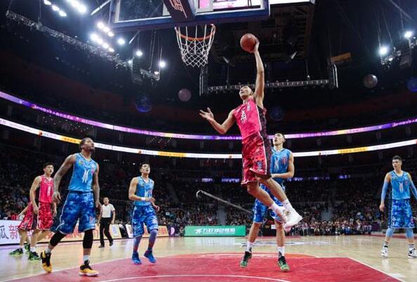 马克西在篮球场上展现出了非凡的才华，连续95场比赛得分超过20分（马克西火力全开，连续95场比赛得分20+）