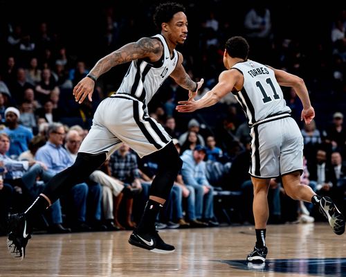 青年新秀表现亮眼 赢得出场机会（年轻新星表现抢眼 收获上场机会）