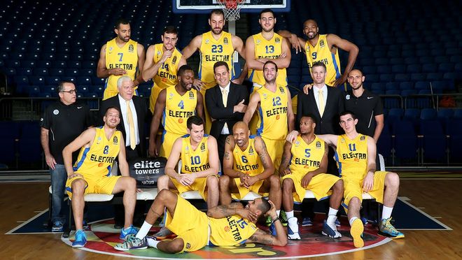 现场观看梅西杯，梅西与苏亚雷斯儿子本哈明一同观战（梅西携苏亚雷斯之子本哈明现身梅西杯看台）